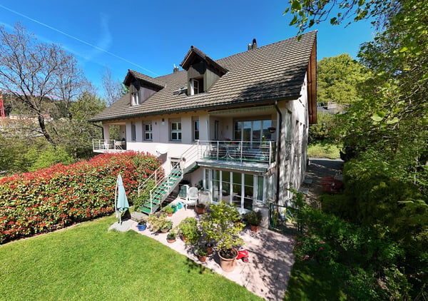 Grandioses 6.5-Zimmer-Doppeleinfamilienhaus mit idyllischem Grundstück 1