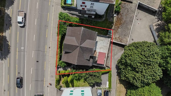 Spannendes Zweifamilienhaus mit 4 Garagenplätzen - Preis bankengeprüft! 4