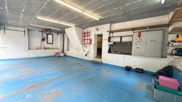 Spannendes Zweifamilienhaus mit 4 Garagenplätzen - Preis bankengeprüft! 18
