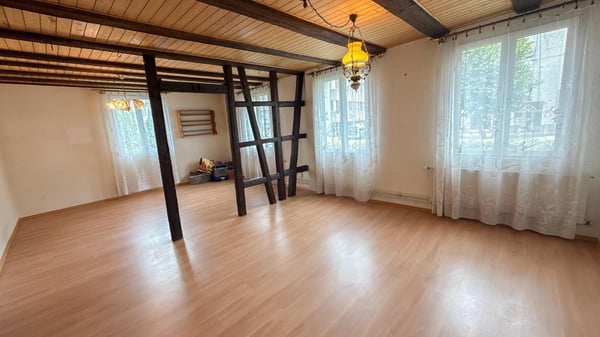 Spannendes Zweifamilienhaus mit 4 Garagenplätzen - Preis bankengeprüft! 5