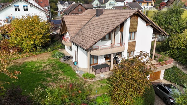 6½-Zimmer-Einfamilienhaus mit Doppelgarage und 800 m² grossem Grundstück 1