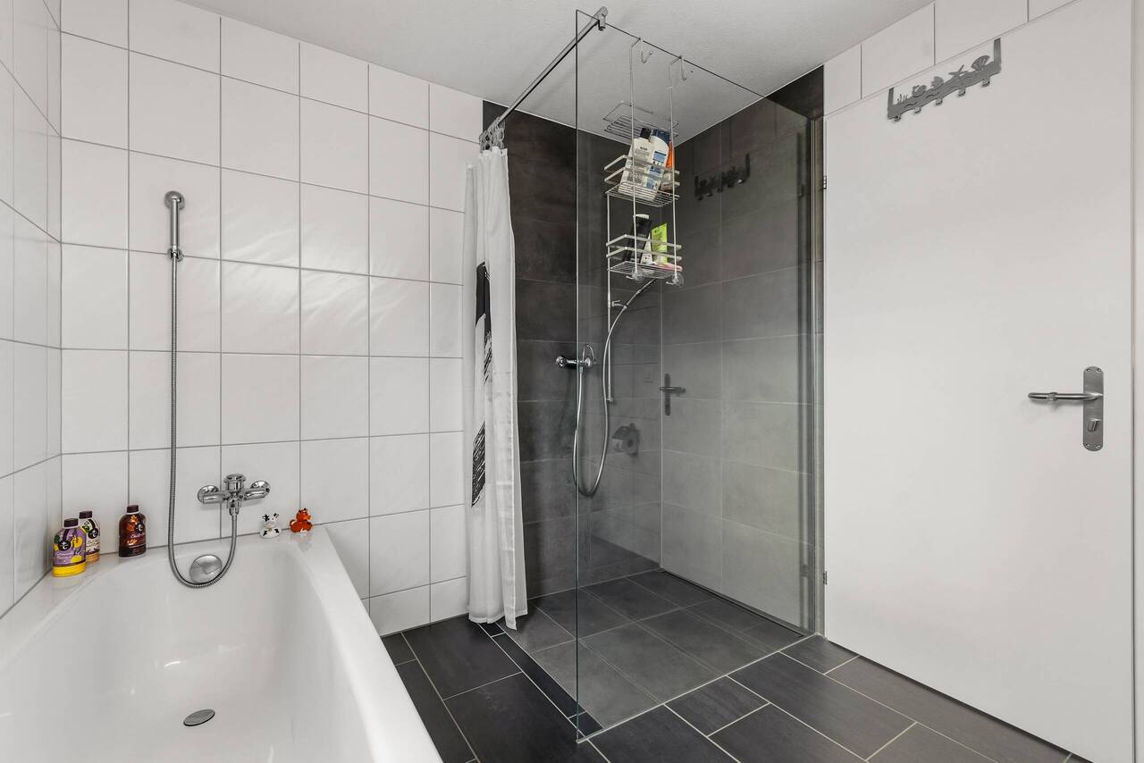 Immobilie in Pfäffikon Sz - 5.5-Zimmer-Eckhaus mit Garten und 2 Tiefgaragenplätzen inklusive - Bild 8