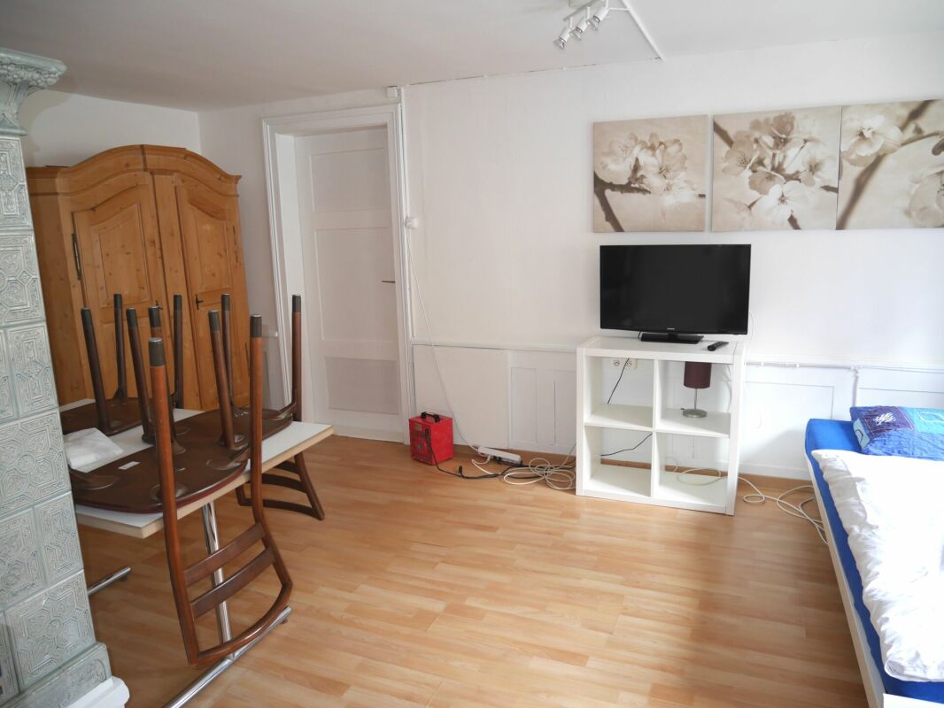 Furnished small 3-room guest house (No kitchen!)