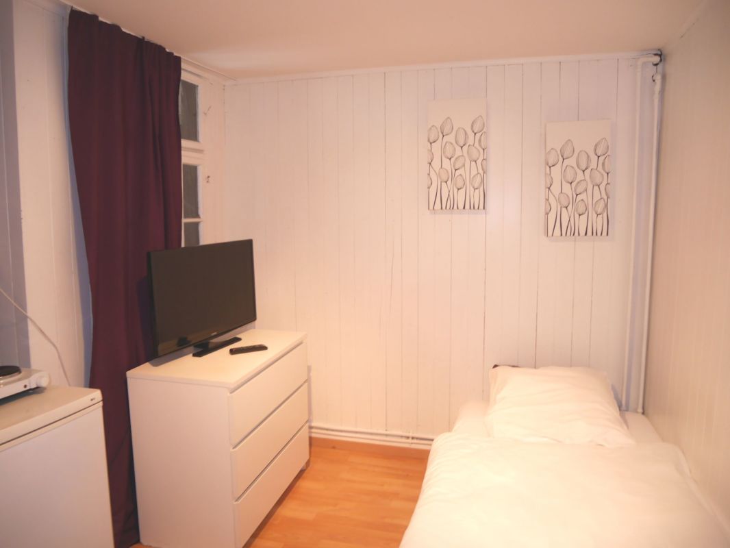 Furnished small 3-room guest house (No kitchen!)