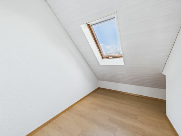 Helle Attikawohnung mit Cheminée und grossem Balkon 8