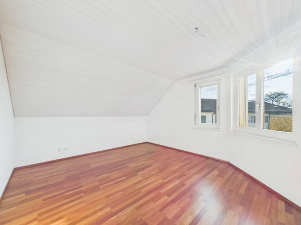 Helle Attikawohnung mit Cheminée und grossem Balkon 3