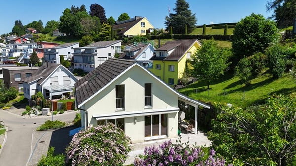 Gepflegtes Einfamilienhaus mit Einliegerwohnung an sonniger Aussichtslage in Herisau 1