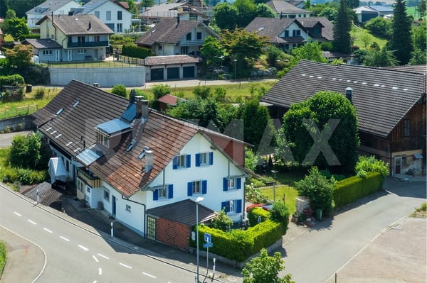 Einseitig angebautes grosszügiges Flarzhaus mit idyllischem Garten 1