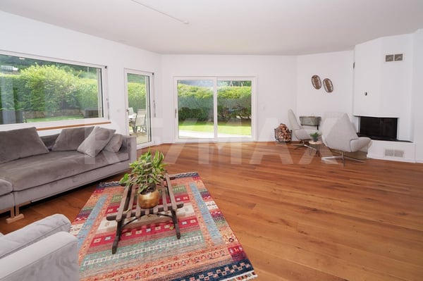Modernes einseitig angebautes Einfamilienhaus 7