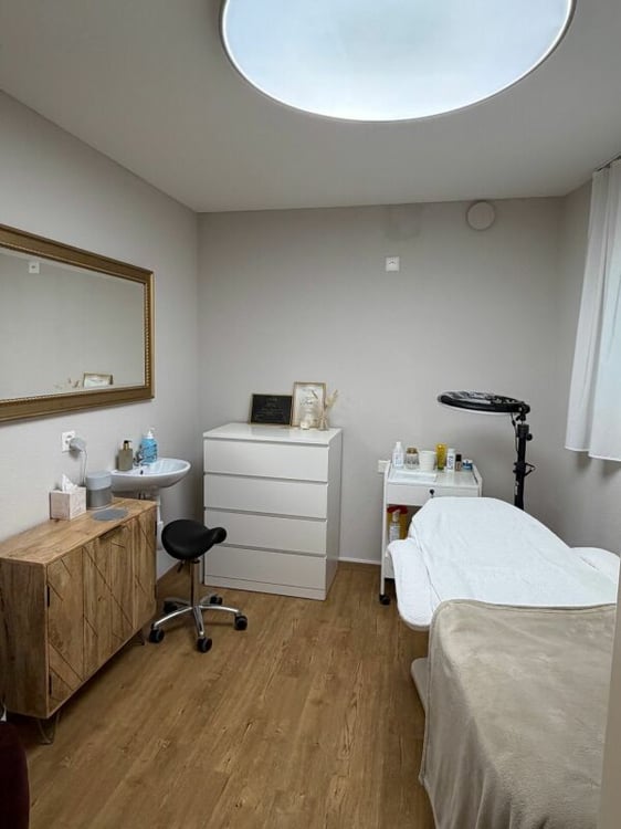 Top-Lage Rüti: Repräsentativer Raum für Kosmetikstudio, Massagepraxis oder Büro 2