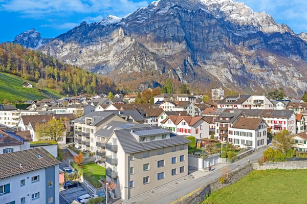 Moderne 2.5-Zimmer-Wohnung mit Bergpanorama in Glarus 2