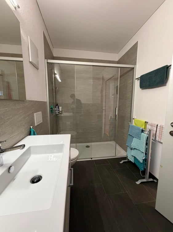 Moderne 2.5-Zimmer-Wohnung mit Bergpanorama in Glarus 9