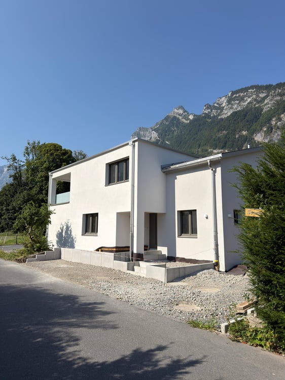 Modernes freistehendes 5.5-Zimmer-Einfamilienhaus an ruhiger Lage in Näfels 2