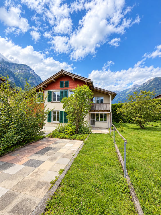 Charmantes 4.5-Zimmer-Einfamilienhaus mit grosszügigem Garten und herrlicher Bergsicht 1