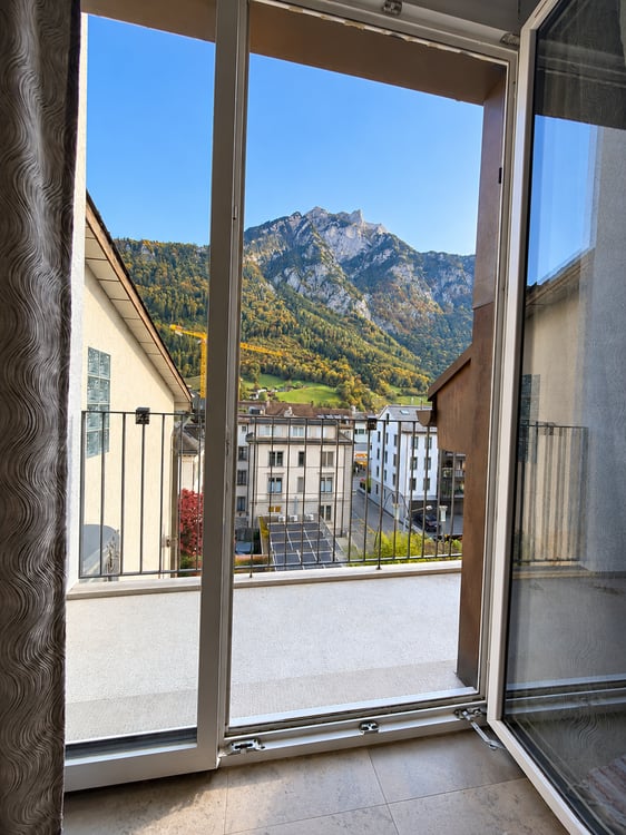 Charmante 3-Zimmer-Dachwohnung mit Bergblick in Glarus 7