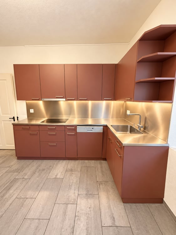 Geräumige 8-Zimmer-Maisonette-Wohnung in Ennenda – sofort verfügbar! 3