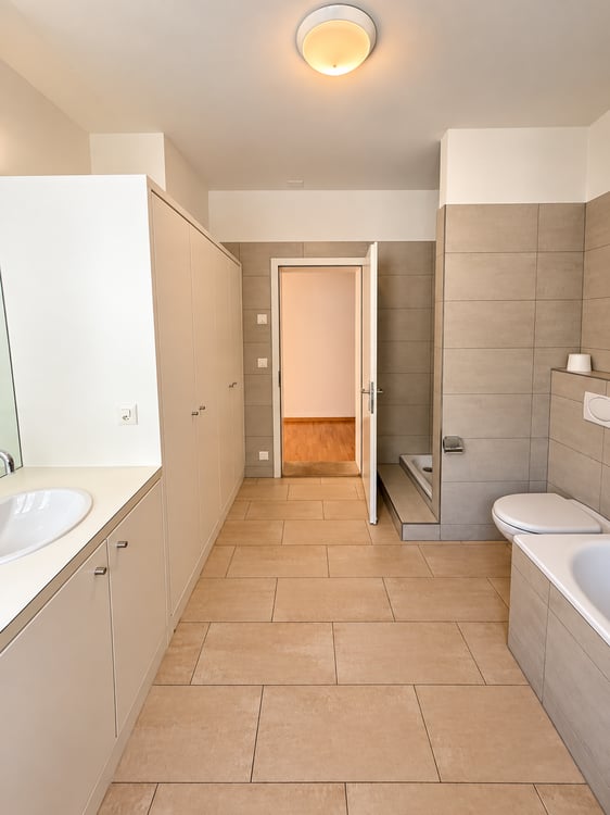 Geräumige 8-Zimmer-Maisonette-Wohnung in Ennenda – sofort verfügbar! 10