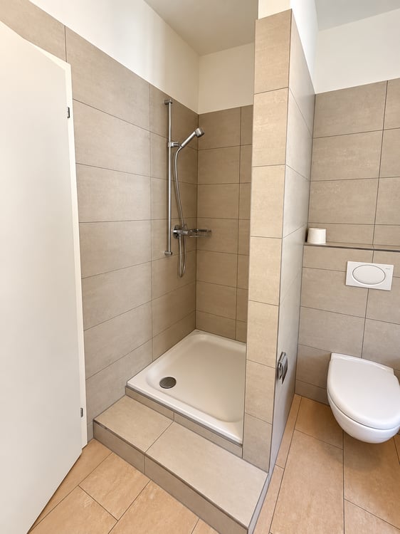 Geräumige 8-Zimmer-Maisonette-Wohnung in Ennenda – sofort verfügbar! 9