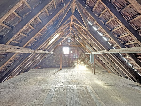 Charmantes Liebhaberobjekt, mit 6½ Zimmer, viel Holz und Wärme, mit Landwirtschaftsparzelle zur Thur 27