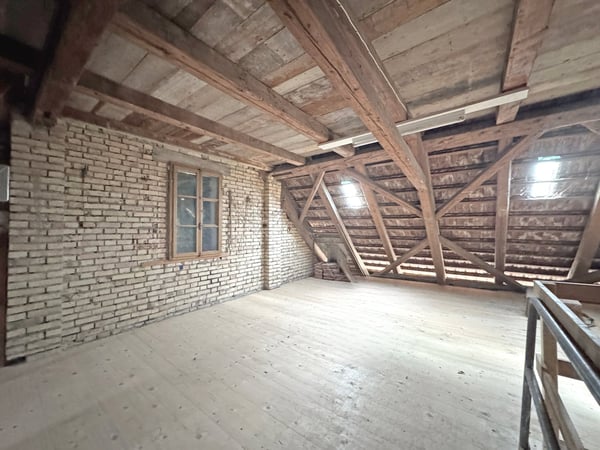 Charmantes Liebhaberobjekt, mit 6½ Zimmer, viel Holz und Wärme, mit Landwirtschaftsparzelle zur Thur 26
