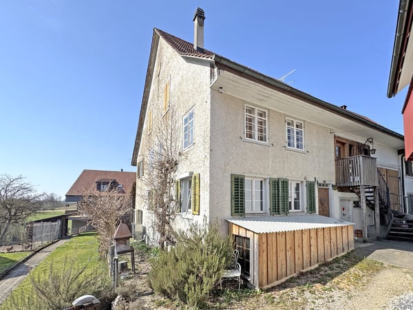 Charmantes Liebhaberobjekt, mit 6½ Zimmer, viel Holz und Wärme, mit Landwirtschaftsparzelle zur Thur 1