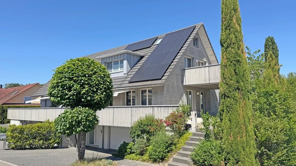 modernes Klima-Holzhaus 6½-Zimmer, mit PV-Anlage, Doppelgarage und sonnigem Garten 1