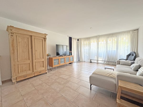 Attraktive Eigentumswohnung, 7½-Zimmer im Parterre, mit eigener Grünfläche und Tiefgaragenplatz 10