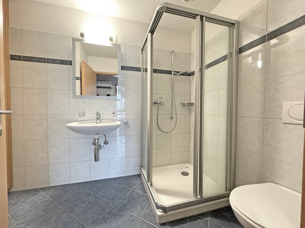 Attraktive Eigentumswohnung, 7½-Zimmer im Parterre, mit eigener Grünfläche und Tiefgaragenplatz 13