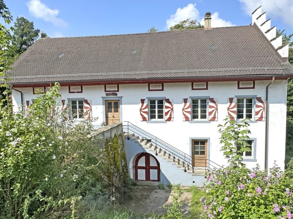 Historisches Einfamilienhaus mit 10.5 Zimmern in idyllischer Lage