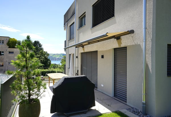 Neubauwohnung mit Gartensitzplatz, zwei Balkonen und traumhafter Seesicht 2