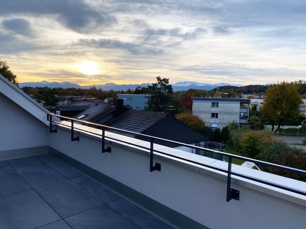Grosse neue Dachwohnung an zentraler Lage mit Bergsicht, Garage inbegriffen