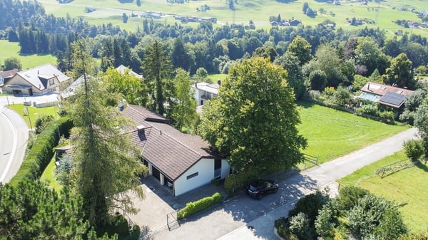 freistehendes Einfamilienhaus mit Umschwung 2