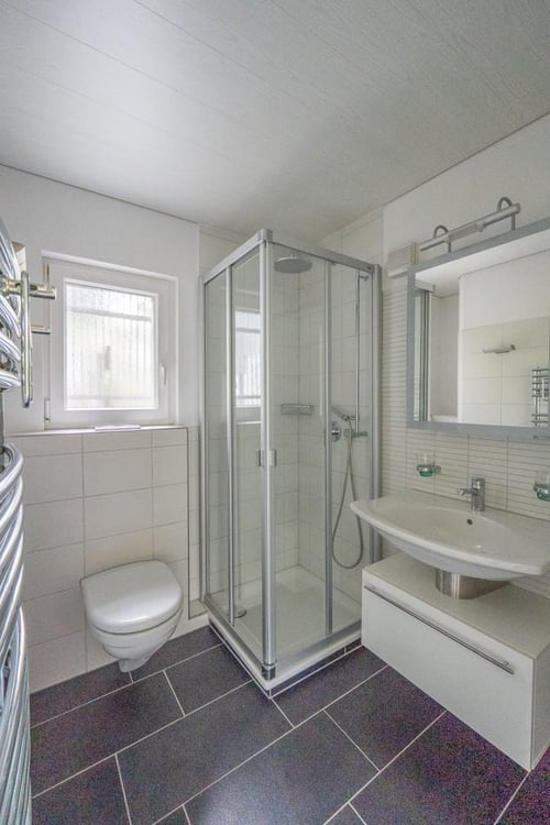 freistehendes Einfamilienhaus mit Umschwung 5