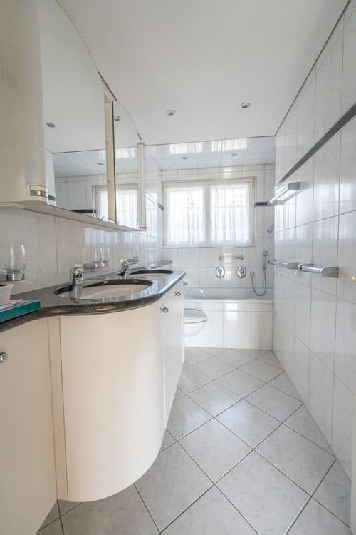 freistehendes Einfamilienhaus mit Umschwung 7