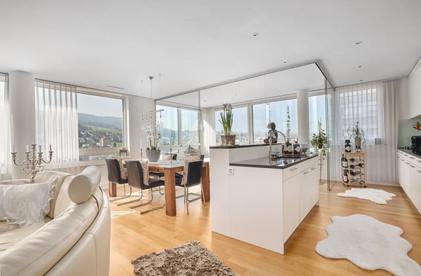 3.5-Zi. Wohnung mit Loggia und beeindruckender Weitsicht 1