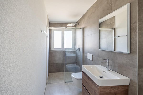 Neu sanierte, grosszügige 4.5- Zi. Wohnung im 1. OG mit Lift 7