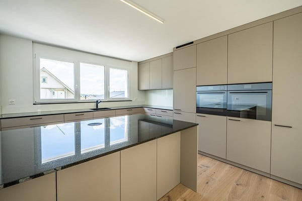 Neu sanierte, grosszügige 4.5- Zi. Wohnung im 1. OG mit Lift 6