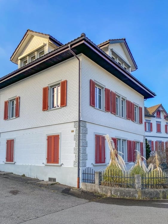Grosszügiges Einfamilienhaus mit zwei Wohneinheiten 1