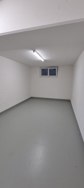 Grosszügiger Bastelraum Nähe HPS Flawil zu vermieten. 16