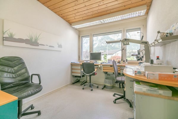 Gewerbeliegenschaft mit Studiowohnung 8