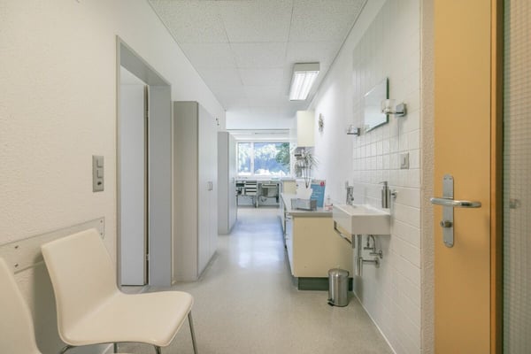 Gewerbeliegenschaft mit Studiowohnung 9