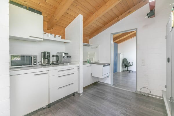 Gewerbeliegenschaft mit Grossraumbüro 8