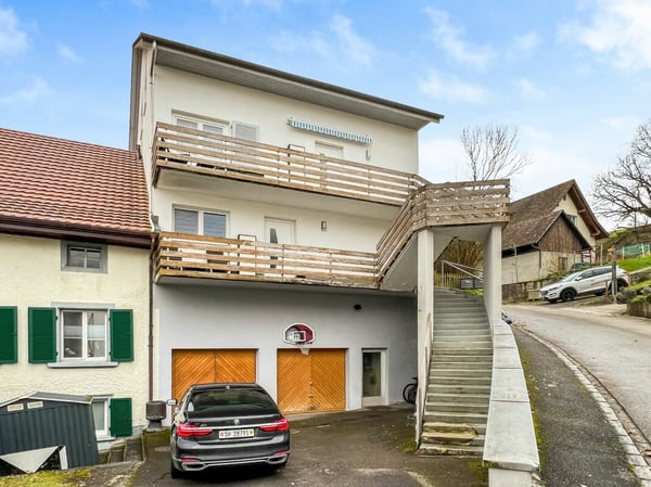 Zweifamilienhaus mit Balkon, Cheminée und grossem Platzangebot 3