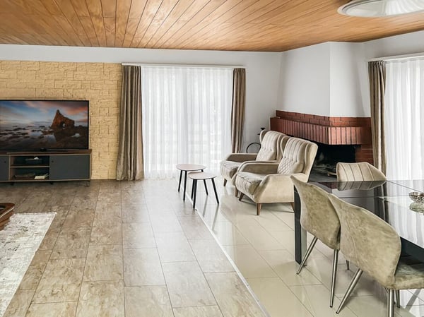 Zweifamilienhaus mit Balkon, Cheminée und grossem Platzangebot 6