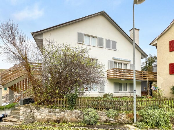 Zweifamilienhaus mit Balkon, Cheminée und grossem Platzangebot 2