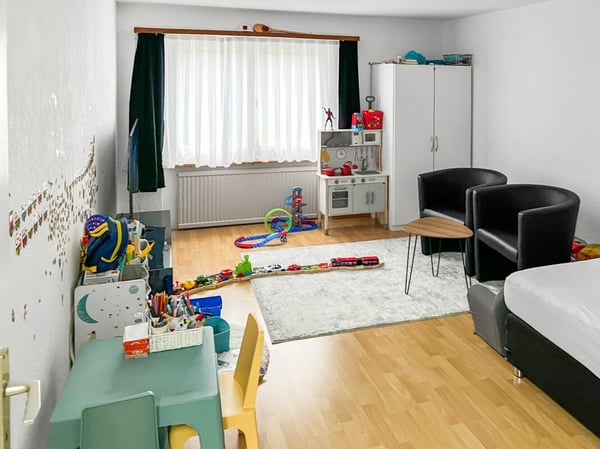 Grosszügiges Zweifamilienhaus mit zwei Wohneinheiten und Garagen 9