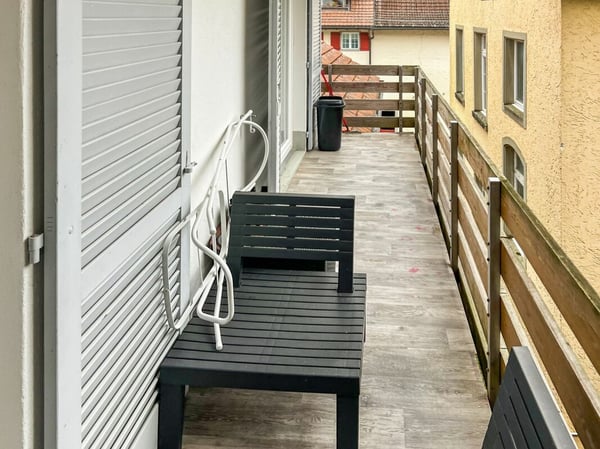 Grosszügiges Zweifamilienhaus mit zwei Wohneinheiten und Garagen 11