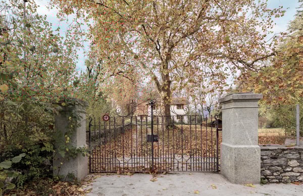 Schönes Schlossanwesen mit Nebengebäuden und grosszügigem Grundstück 2