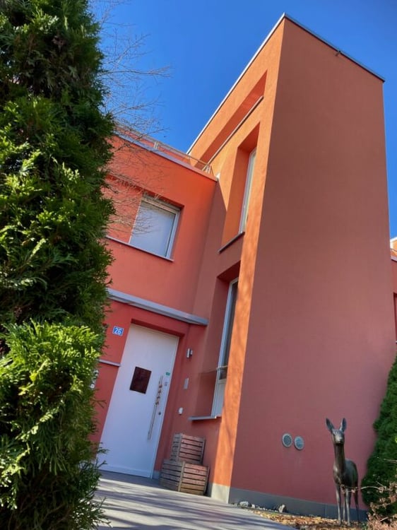 Town House, gross, zentral, ruhig mit klarer Formsprache 2