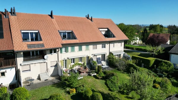 Ein Rückzugsort mit Charme und umwerfender Panoramasicht: 3.5-Zimmer-Dachwohnung in Vallamand 1